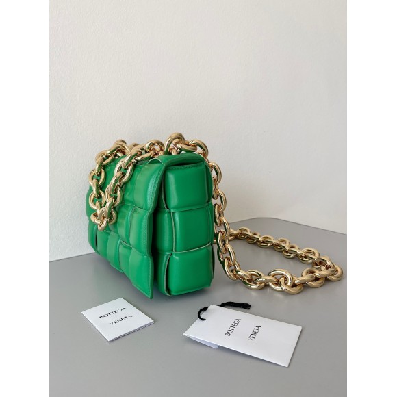 Bo*te*ga ve*ne*ta chain cassette bag in parakeet intrecciato lambskin