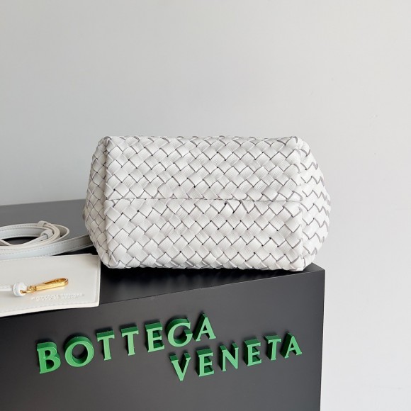 Bo*te*ga ve*ne*ta cabat mini bag in white intrecciato lambskin