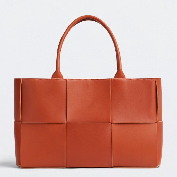 Bo*te*ga ve*ne*ta arco medium tote in maple intrecciato lambskin