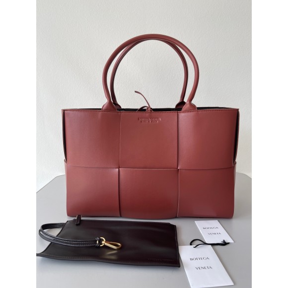 Bo*te*ga ve*ne*ta arco medium tote in maple intrecciato lambskin