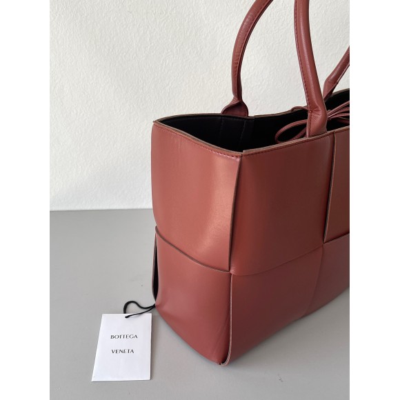 Bo*te*ga ve*ne*ta arco medium tote in maple intrecciato lambskin