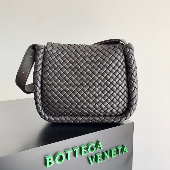 Bo*te*ga ve*ne*ta cobble small bag in fondant intrecciato leather