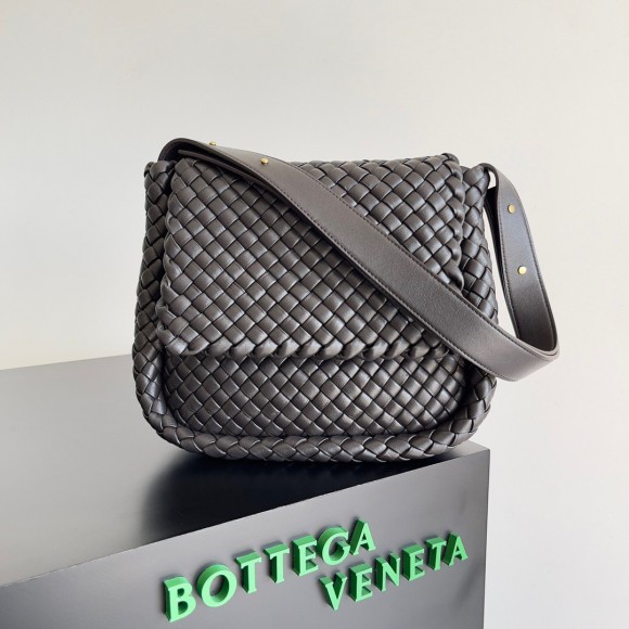 Bo*te*ga ve*ne*ta cobble small bag in fondant intrecciato leather