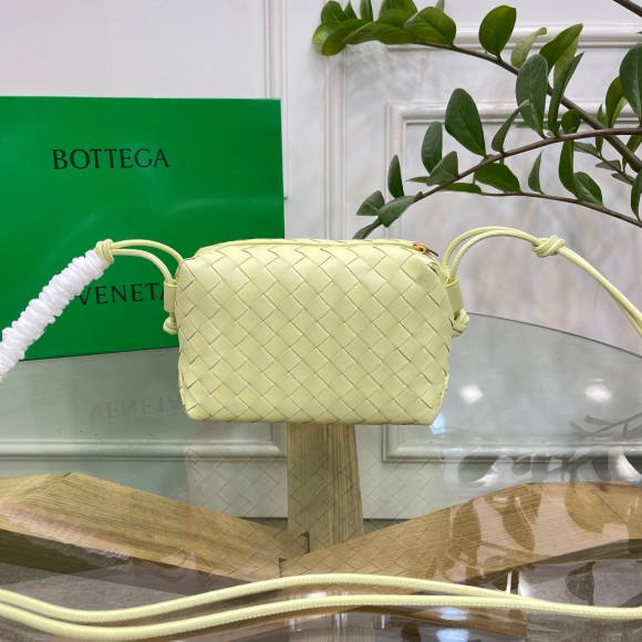 Bo*te*ga ve*ne*ta loop small bag in lantern intrecciato lambskin