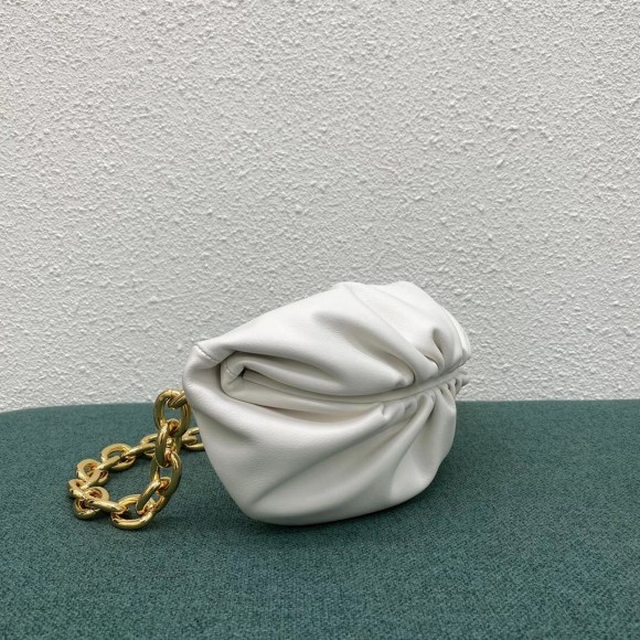 Bo*te*ga ve*ne*ta the pouch belt bag in white lambskin