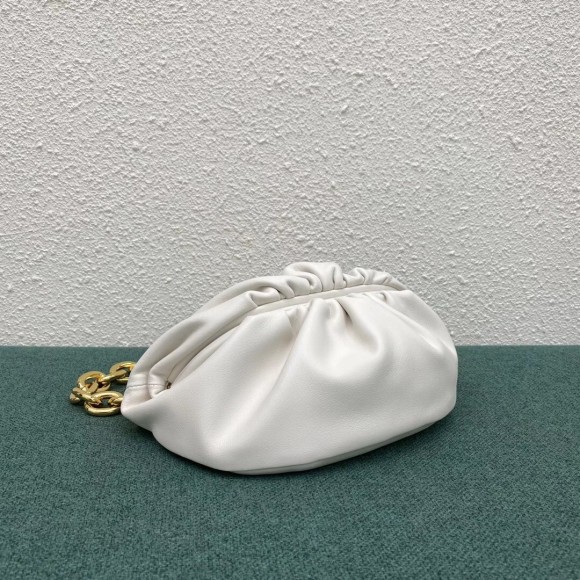 Bo*te*ga ve*ne*ta the pouch belt bag in white lambskin