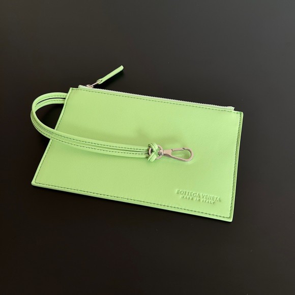 Bo*te*ga ve*ne*ta cabat mini bag in pistachio intrecciato lambskin