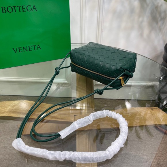 Bo*te*ga ve*ne*ta loop small bag in raintree intrecciato lambskin