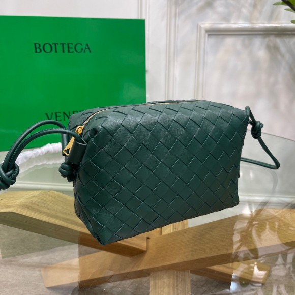 Bo*te*ga ve*ne*ta loop small bag in raintree intrecciato lambskin