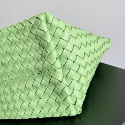 Bottega Veneta Cabat Medium Bag In Pistachio Intrecciato Lambskin