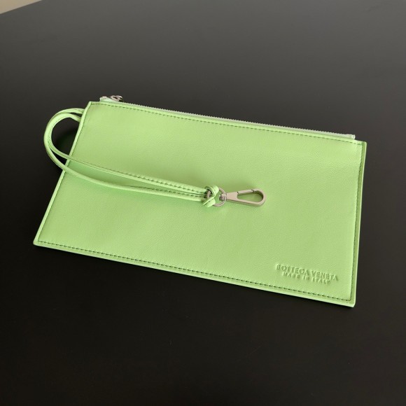 Bo*te*ga ve*ne*ta cabat medium bag in pistachio intrecciato lambskin