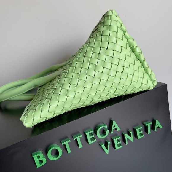 Bo*te*ga ve*ne*ta cabat medium bag in pistachio intrecciato lambskin