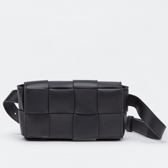 Bo*te*ga ve*ne*ta cassette belt bag in black lambskin