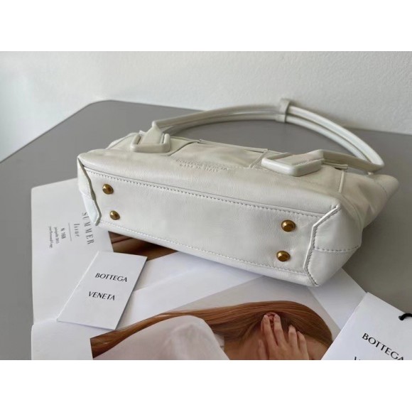 Bo*te*ga ve*ne*ta arco small bag in white intrecciato leather