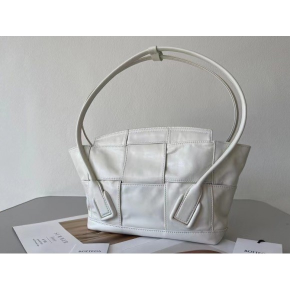 Bo*te*ga ve*ne*ta arco small bag in white intrecciato leather