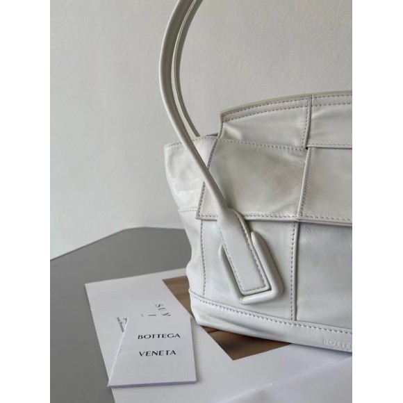 Bo*te*ga ve*ne*ta arco small bag in white intrecciato leather