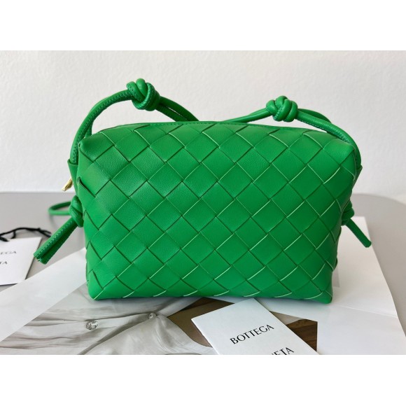 Bo*te*ga ve*ne*ta loop mini bag in green intrecciato lambskin