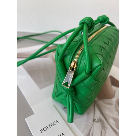 Bo*te*ga ve*ne*ta loop mini bag in green intrecciato lambskin