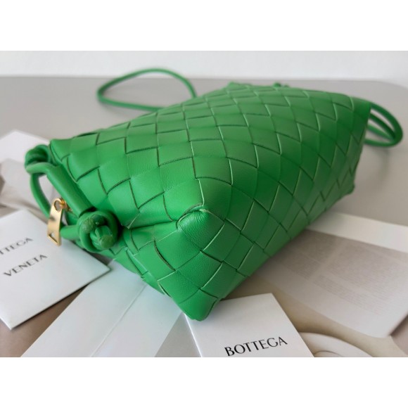 Bo*te*ga ve*ne*ta loop mini bag in green intrecciato lambskin