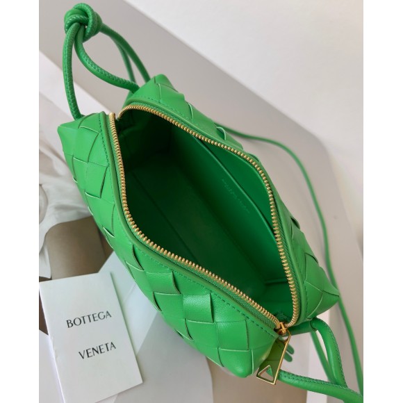 Bo*te*ga ve*ne*ta loop mini bag in green intrecciato lambskin