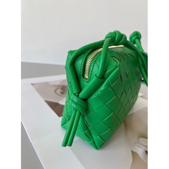 Bo*te*ga ve*ne*ta loop mini bag in green intrecciato lambskin