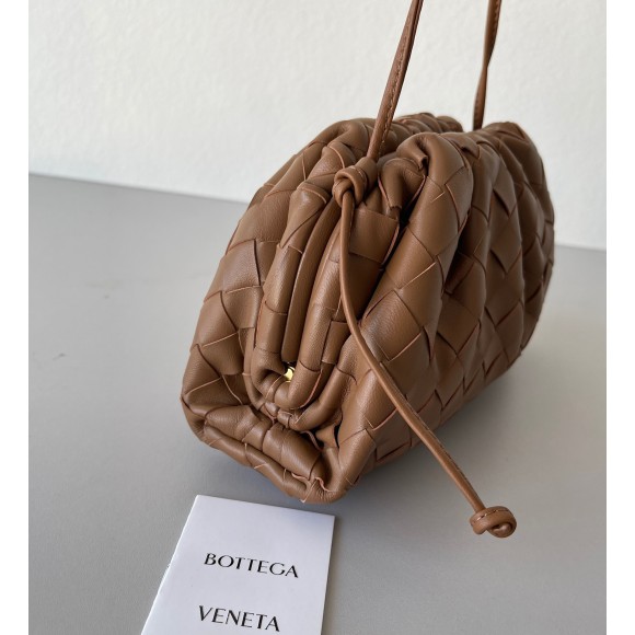 Bo*te*ga ve*ne*ta mini pouch with strap in caramel intrecciato lambskin