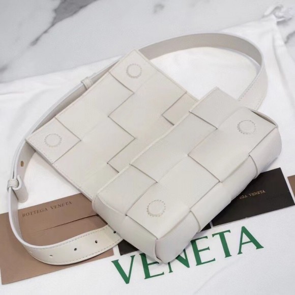 Bo*te*ga ve*ne*ta cassette belt bag in white lambskin