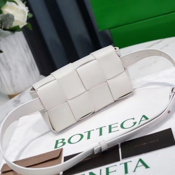 Bo*te*ga ve*ne*ta cassette belt bag in white lambskin