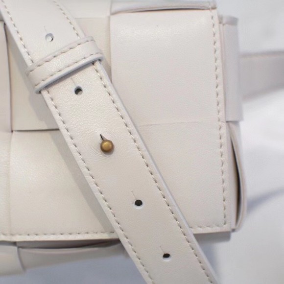 Bo*te*ga ve*ne*ta cassette belt bag in white lambskin