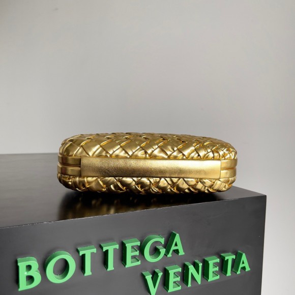 Bo*te*ga ve*ne*ta knot minaudiere clutch in gold intreccio laminated leather