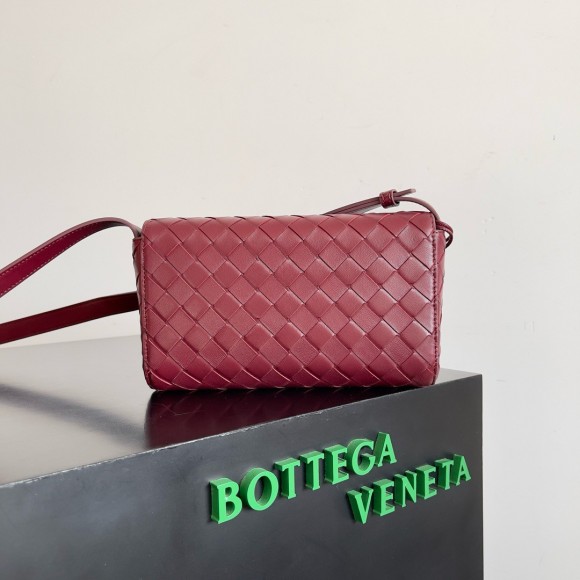 Bo*te*ga ve*ne*ta mini andiamo cross-body bag in barolo intrecciato lambskin