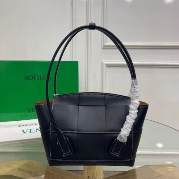 Bo*te*ga ve*ne*ta arco small bag in black intrecciato calfskin