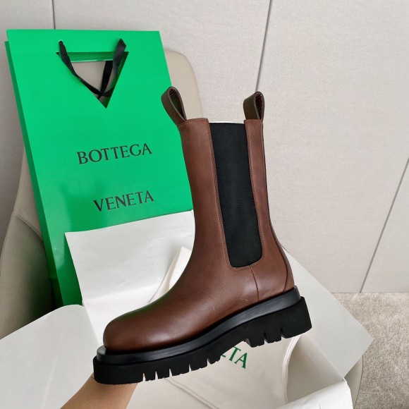 Bo*te*ga ve*ne*ta bv lug chelsea boots in brown calfskin