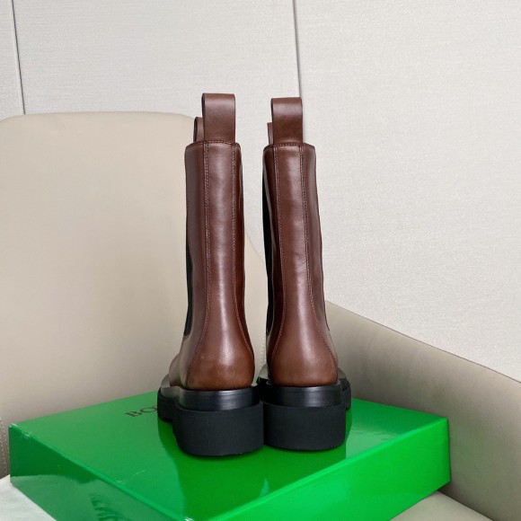 Bo*te*ga ve*ne*ta bv lug chelsea boots in brown calfskin