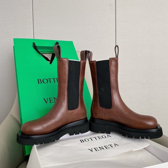 Bo*te*ga ve*ne*ta bv lug chelsea boots in brown calfskin