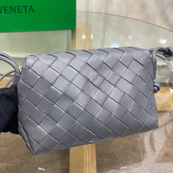 Bo*te*ga ve*ne*ta loop mini bag in grey intrecciato lambskin