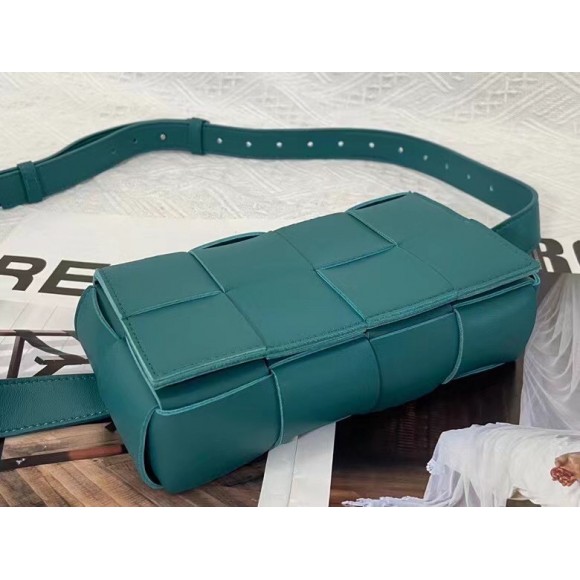 Bo*te*ga ve*ne*ta cassette belt bag in mallard lambskin