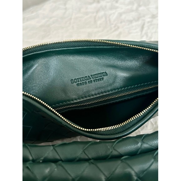 Bo*te*ga ve*ne*ta gemelli medium bag in emerald green intrecciato lambskin