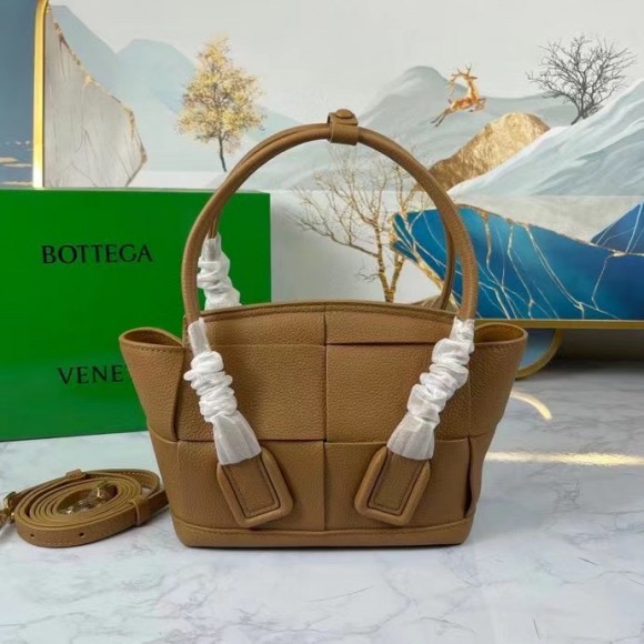 Bo*te*ga ve*ne*ta arco mini bag in caramel grained leather