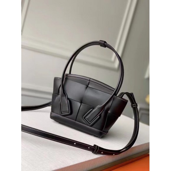 Bo*te*ga ve*ne*ta arco mini bag in black intrecciato calfskin