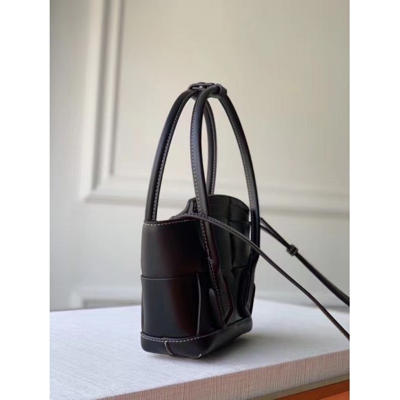 Bo*te*ga ve*ne*ta arco mini bag in black intrecciato calfskin