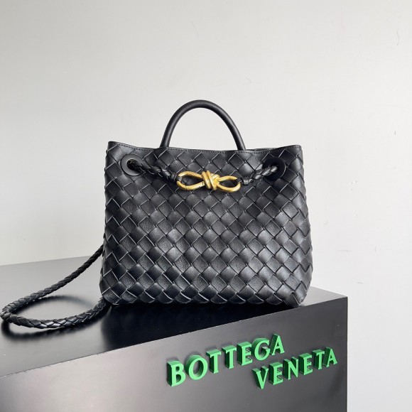 Bo*te*ga ve*ne*ta small andiamo bag in black intrecciato lambskin