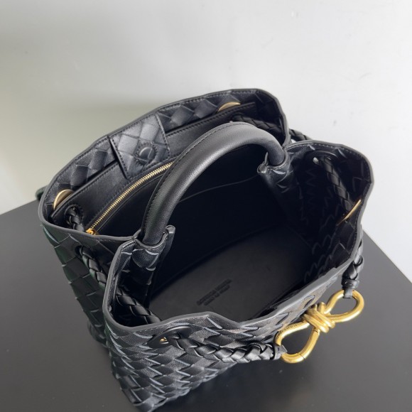 Bo*te*ga ve*ne*ta small andiamo bag in black intrecciato lambskin