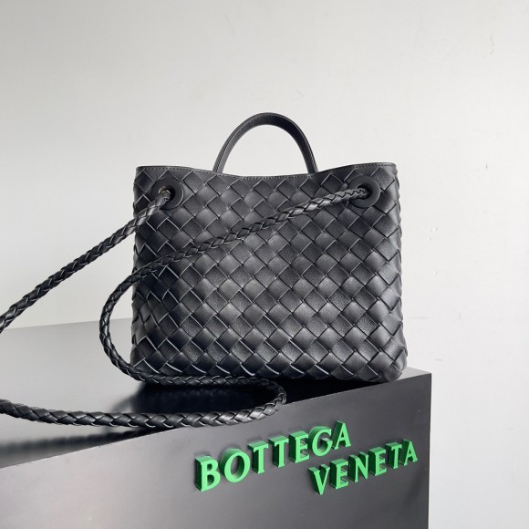 Bo*te*ga ve*ne*ta small andiamo bag in black intrecciato lambskin