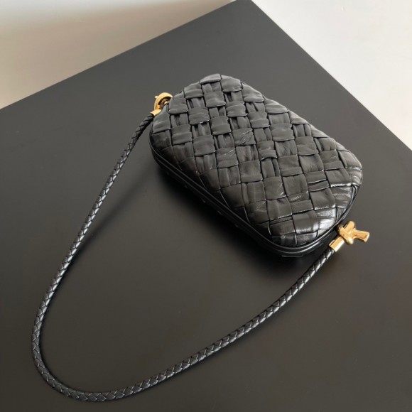 Bo*te*ga ve*ne*ta knot minaudiere on strap in black foulard intreccio leather