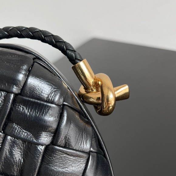 Bo*te*ga ve*ne*ta knot minaudiere on strap in black foulard intreccio leather