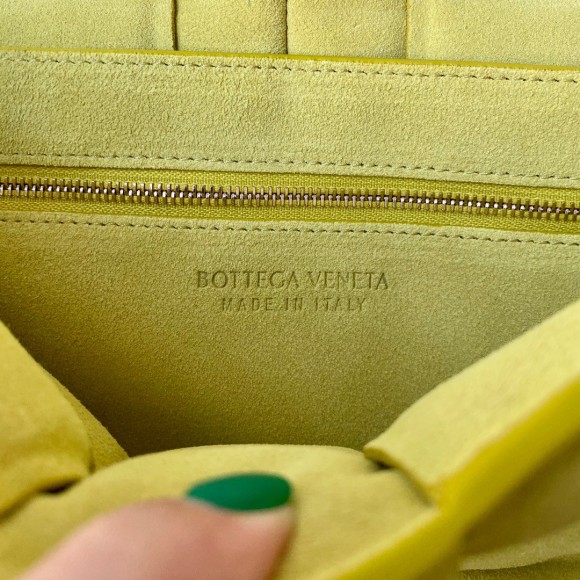 Bo*te*ga ve*ne*ta chain cassette bag in kiwi intrecciato suede calfskin