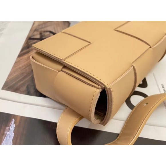 Bo*te*ga ve*ne*ta cassette belt bag in beige lambskin