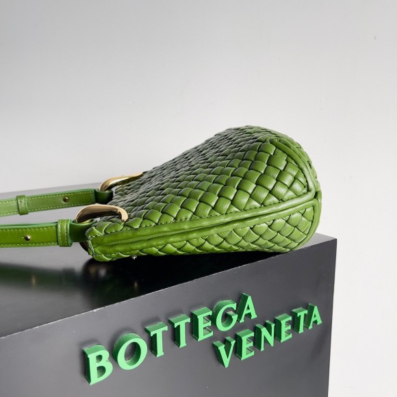 Bo*te*ga ve*ne*ta clicker small bag in avocado intrecciato lambskin