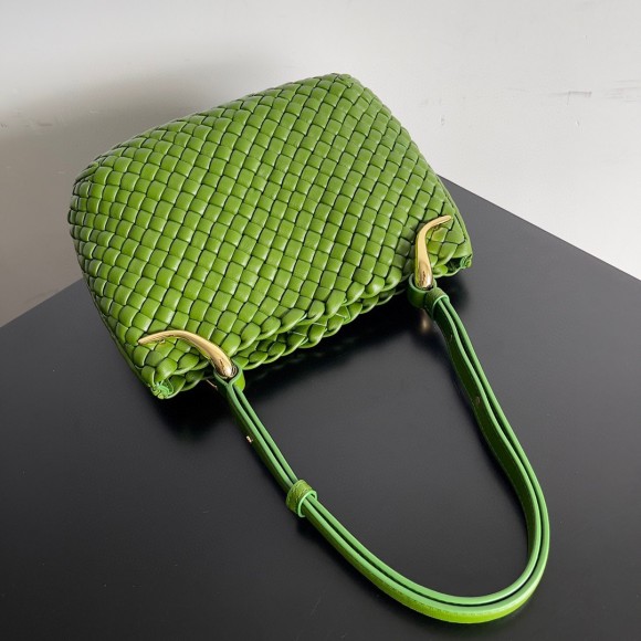 Bo*te*ga ve*ne*ta clicker small bag in avocado intrecciato lambskin